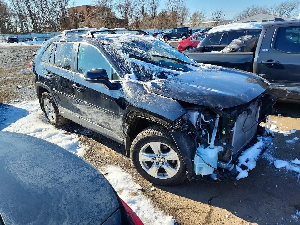 2021 TOYOTA RAV4 XLE  