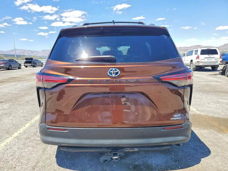 2022 TOYOTA SIENNA XLE  