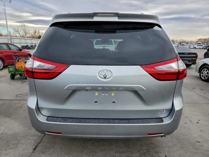 2020 TOYOTA SIENNA XLE  