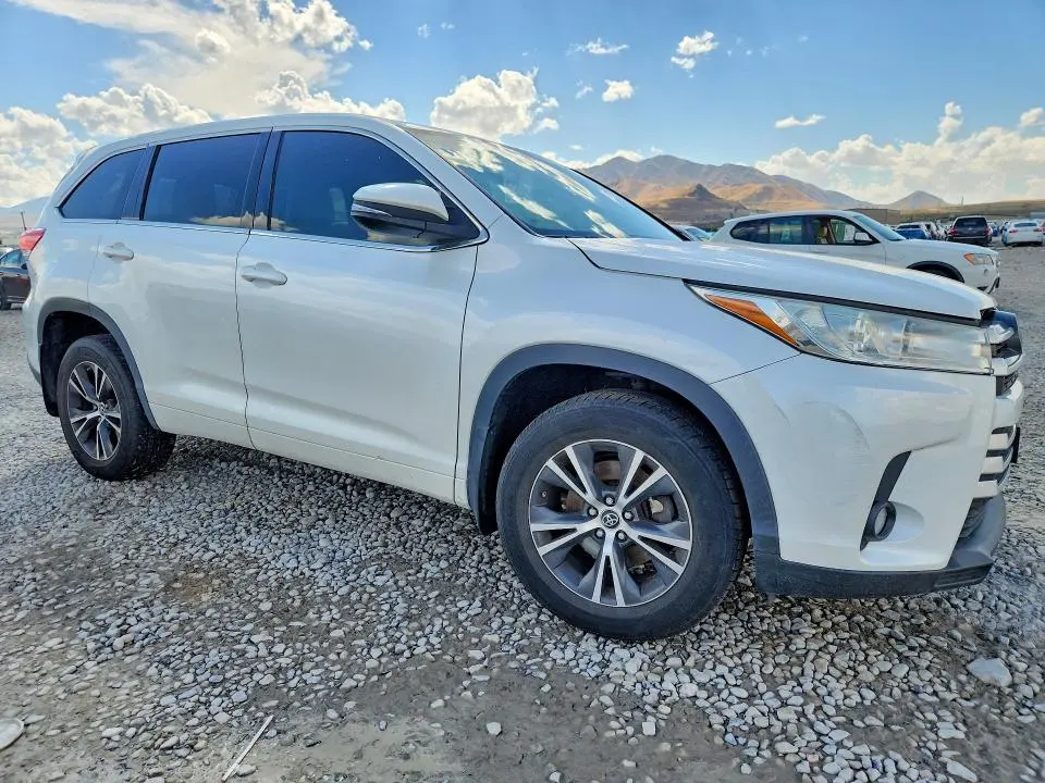 2017 TOYOTA HIGHLANDER LE PLUS  