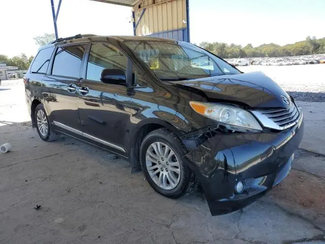 2017 TOYOTA SIENNA XLE  