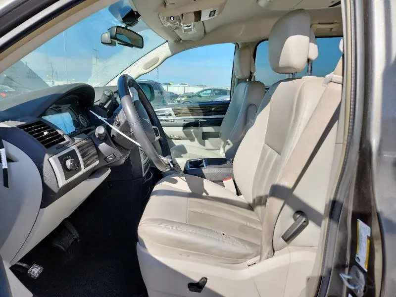 2010 CHRYSLER TOWN & COUNTRY TOURING PLUS  