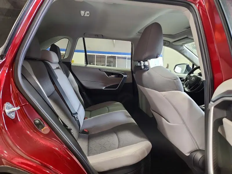 2021 TOYOTA RAV4 XLE  
