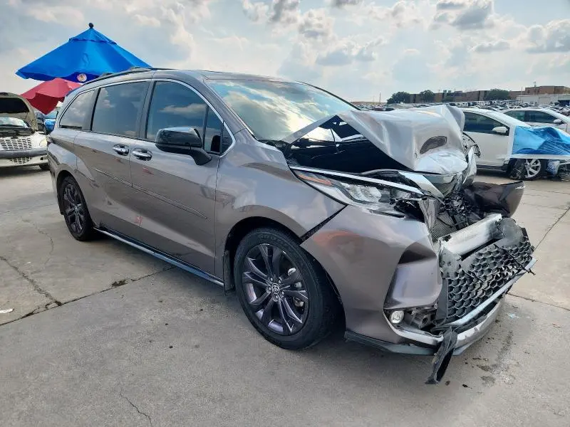 2022 TOYOTA SIENNA XSE  