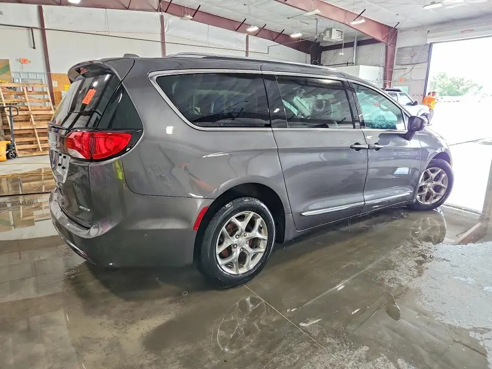2017 CHRYSLER PACIFICA LIMITED  