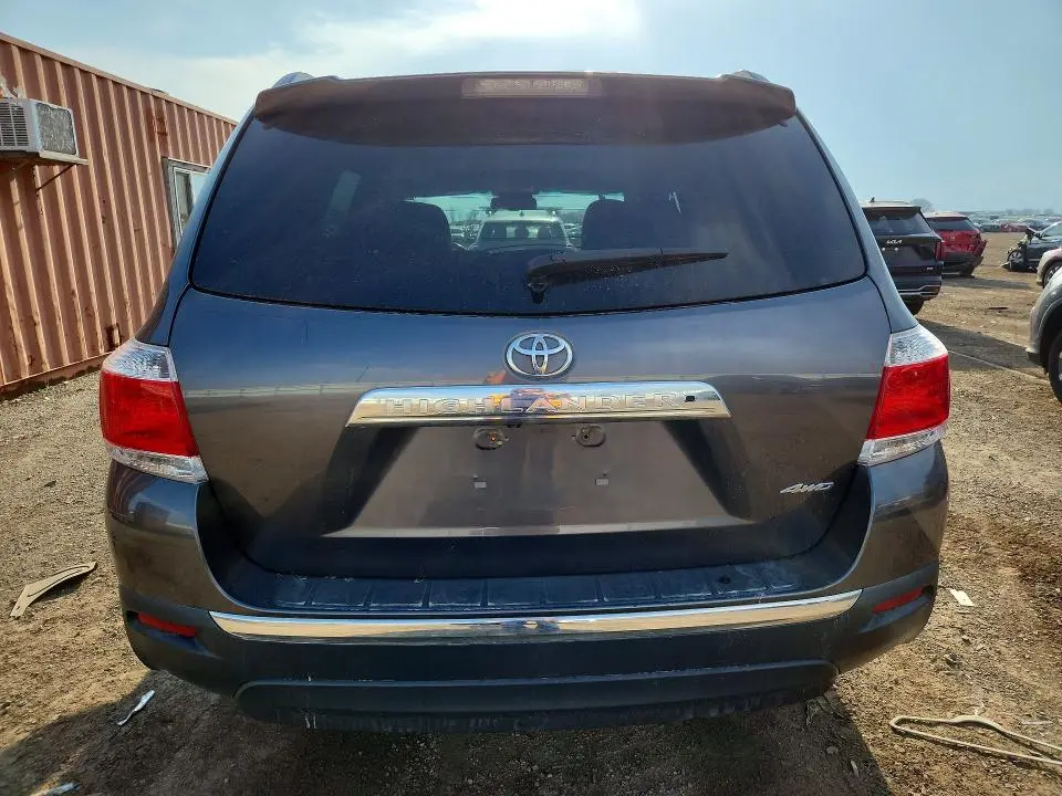 2013 TOYOTA HIGHLANDER SE  