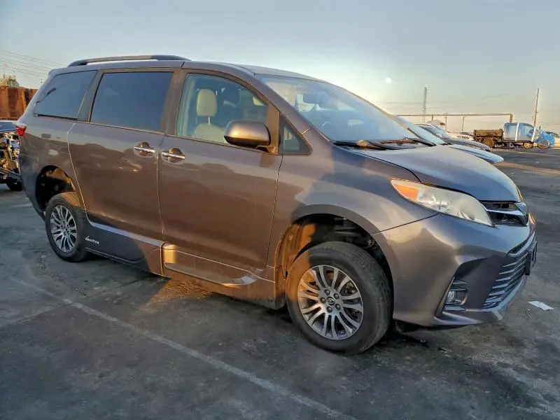 2019 TOYOTA SIENNA XLE  