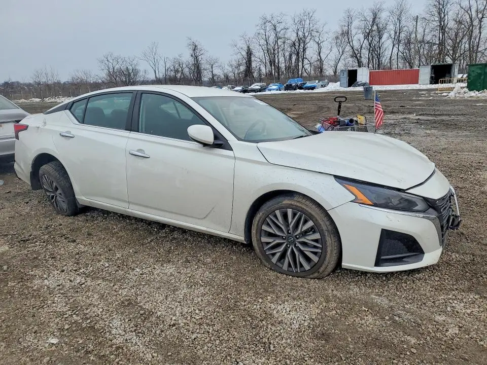 2023 NISSAN ALTIMA SV  