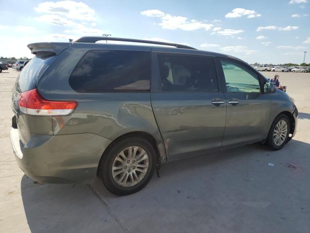 2013 TOYOTA SIENNA XLE