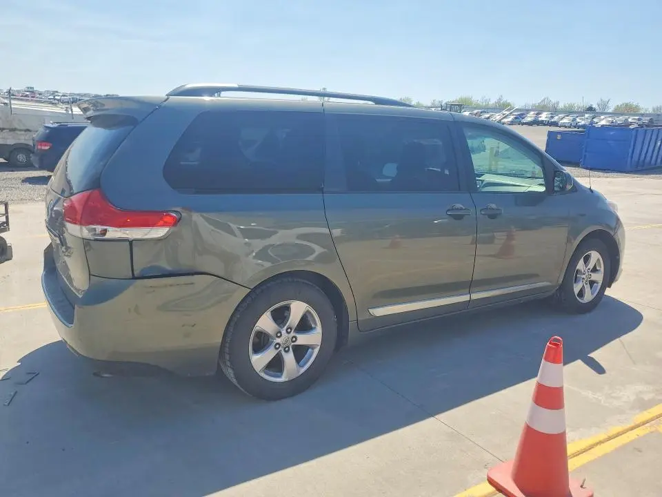 2014 TOYOTA SIENNA LE  