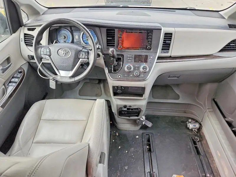 2018 TOYOTA SIENNA XLE 8-PASSENGER  