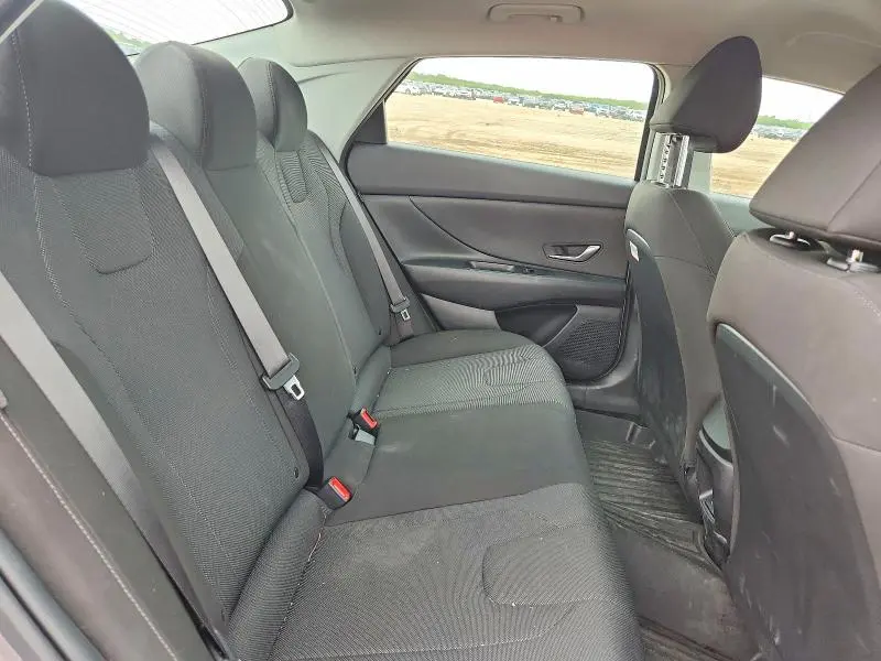 2025 HYUNDAI ELANTRA SE  