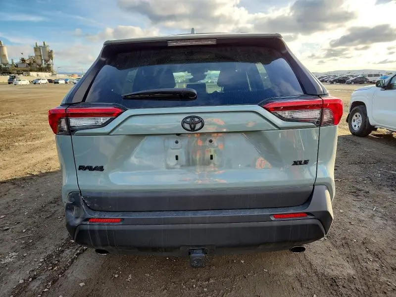 2021 TOYOTA RAV4 XLE  