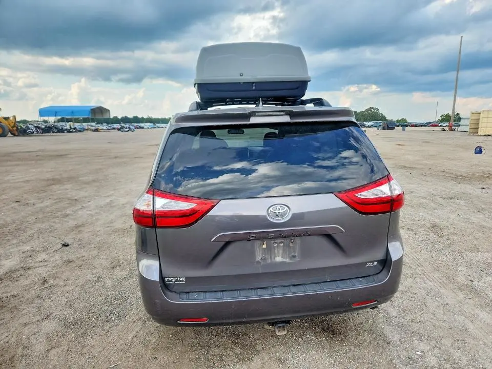 2018 TOYOTA SIENNA XLE 8-PASSENGER  