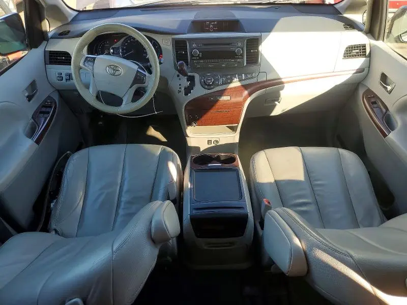 2014 TOYOTA SIENNA XLE  
