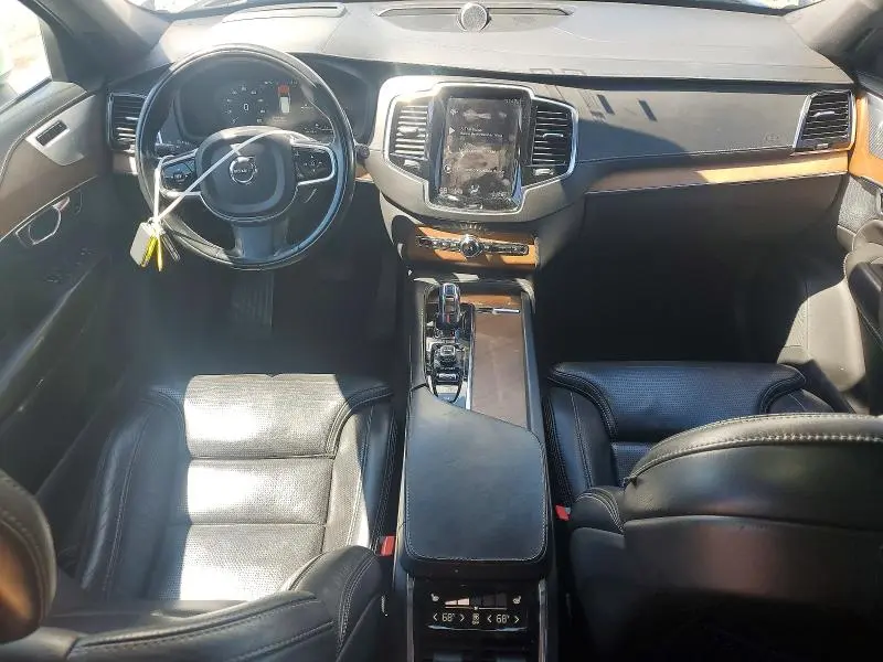 2017 VOLVO XC90 T8  