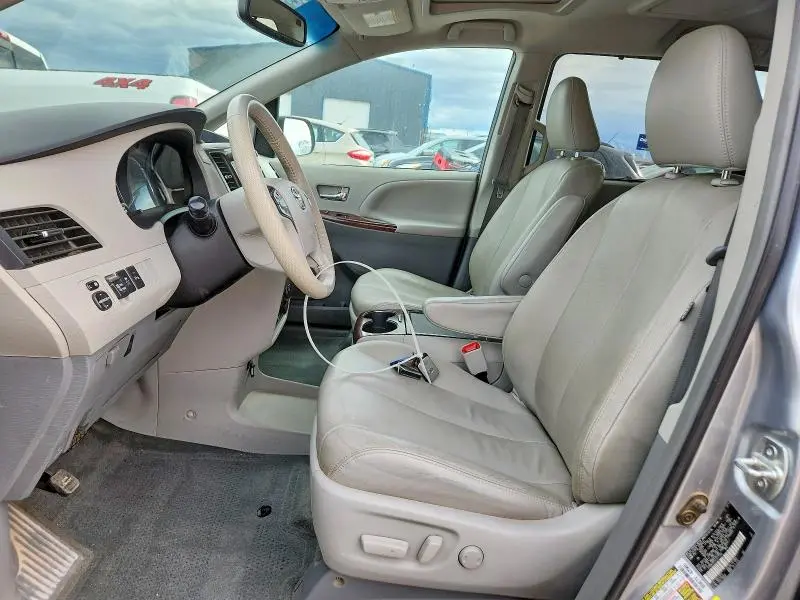 2014 TOYOTA SIENNA XLE  