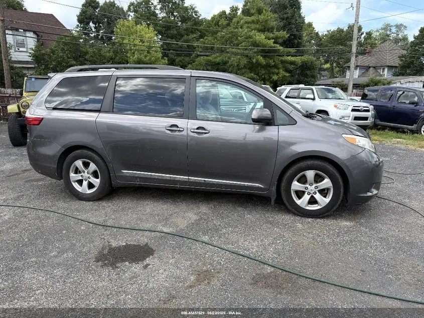 2017 TOYOTA SIENNA LE 8 PASSENGER