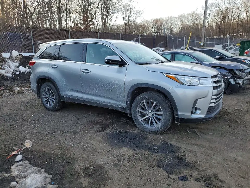 2019 TOYOTA HIGHLANDER SE  