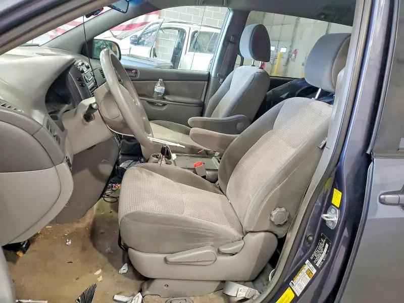 2010 TOYOTA SIENNA LE 8-PASSENGER  
