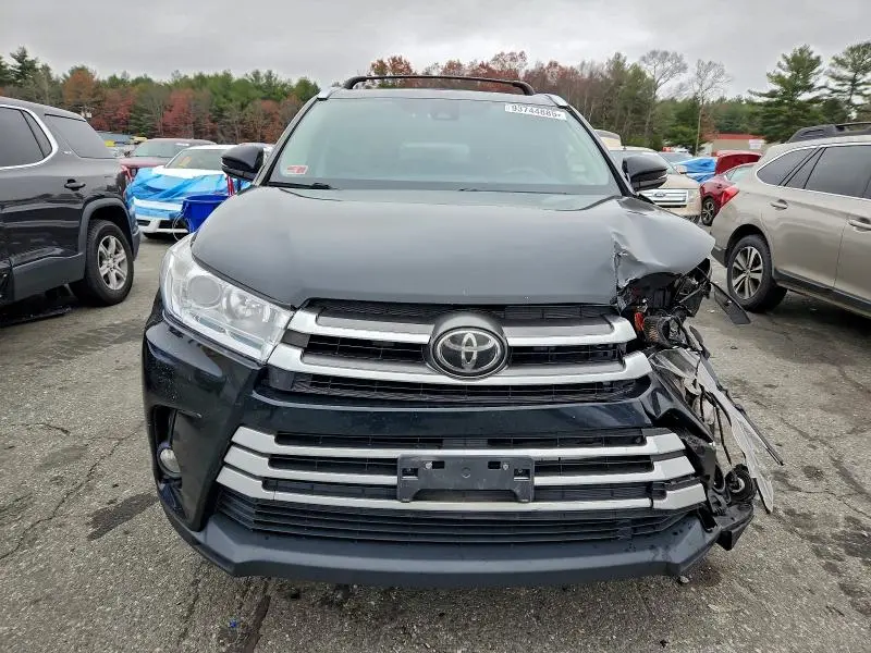 2017 TOYOTA HIGHLANDER SE  