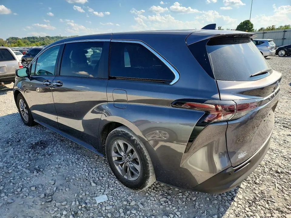 2023 TOYOTA SIENNA XLE  
