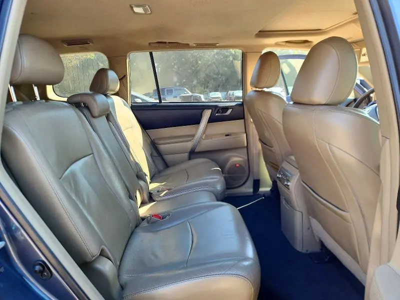 2011 TOYOTA HIGHLANDER SE  