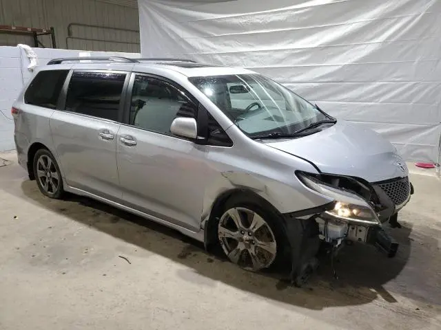 2017 TOYOTA SIENNA SE  