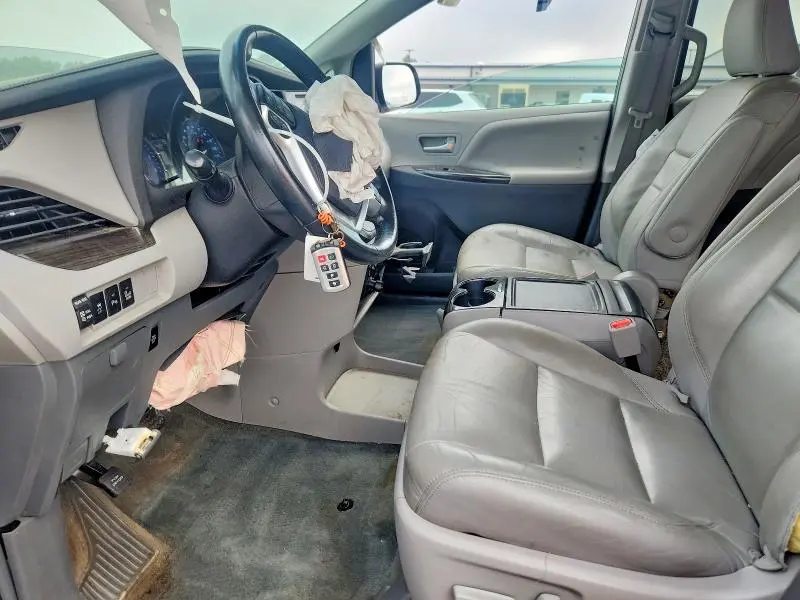 2016 TOYOTA SIENNA XLE 8-PASSENGER  