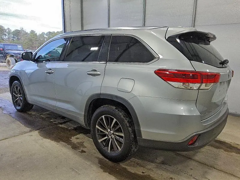 2018 TOYOTA HIGHLANDER SE  