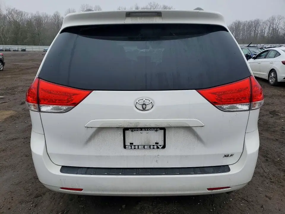 2013 TOYOTA SIENNA XLE  