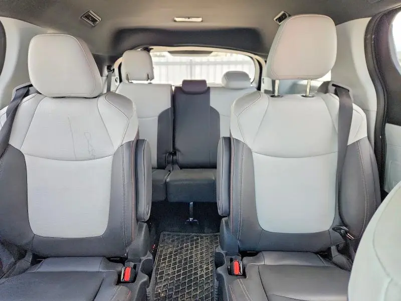 2022 TOYOTA SIENNA LE  