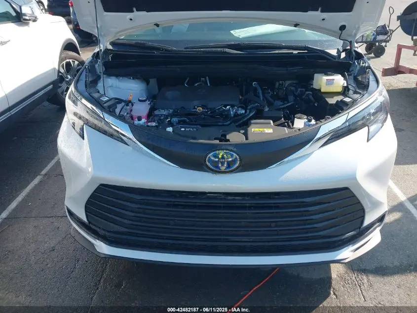 2025 TOYOTA SIENNA XLE