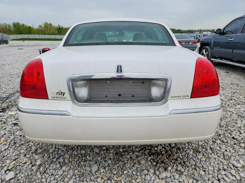 2010 LINCOLN TOWN CAR SIGNATURE LIMITED  
