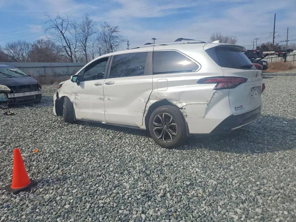2025 TOYOTA SIENNA   
