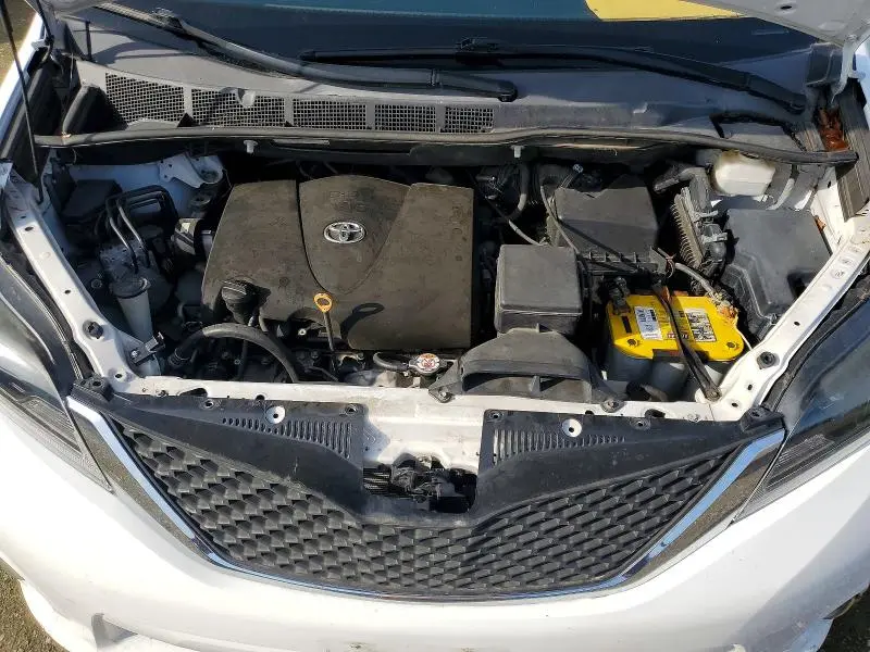 2017 TOYOTA SIENNA SE  