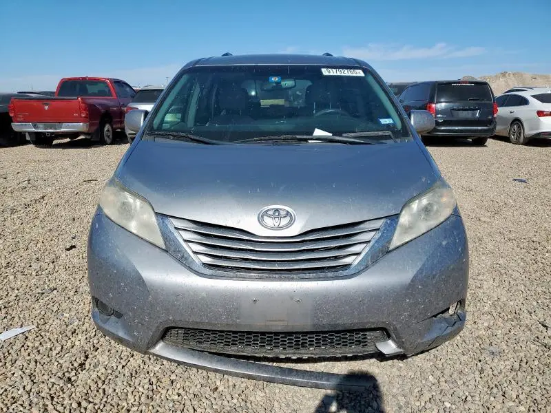 2017 TOYOTA SIENNA LE  