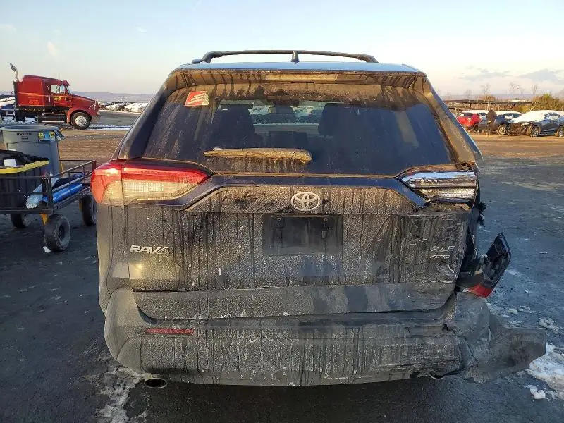 2021 TOYOTA RAV4 XLE  