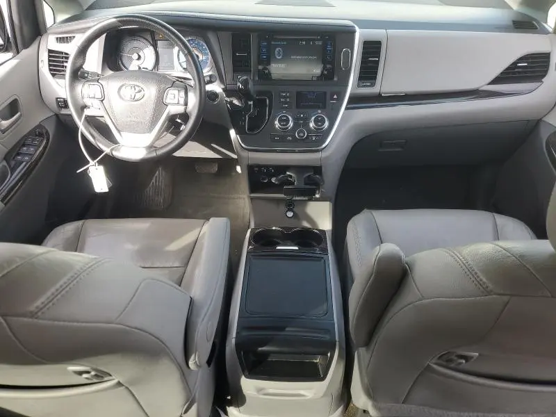 2017 TOYOTA SIENNA XLE  