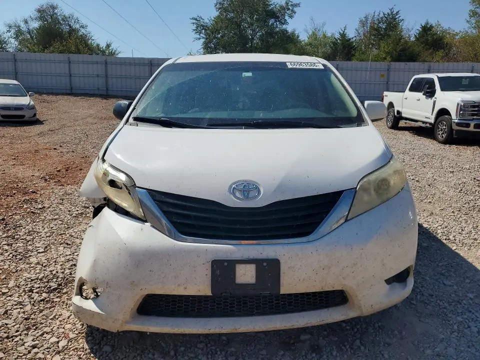 2014 TOYOTA SIENNA LE  