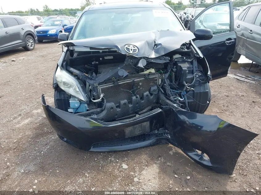 2013 TOYOTA SIENNA XLE V6 8 PASSENGER