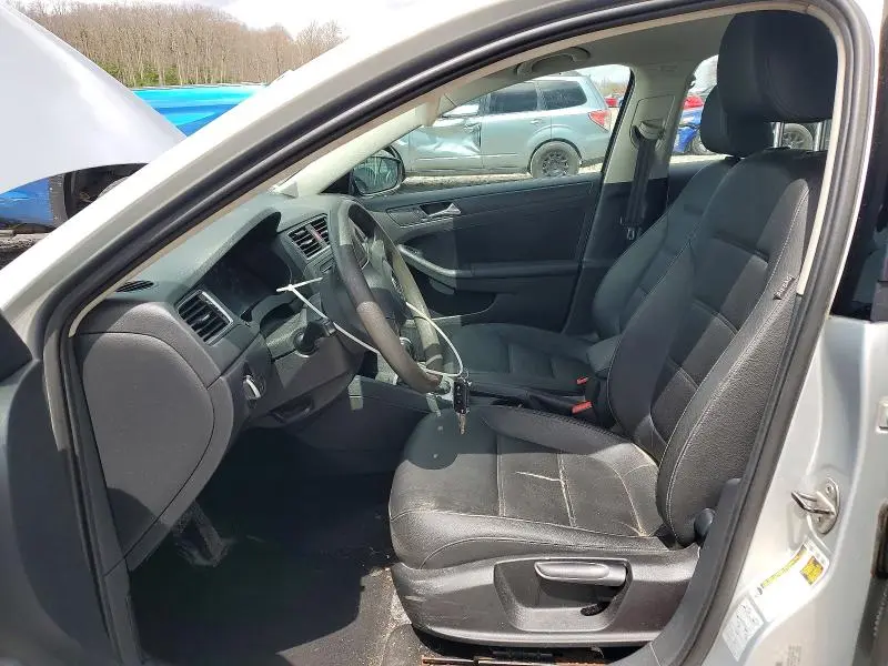 2011 VOLKSWAGEN JETTA SE  