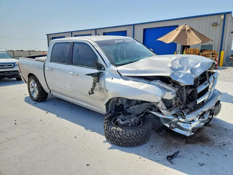 2016 RAM 1500 SLT  