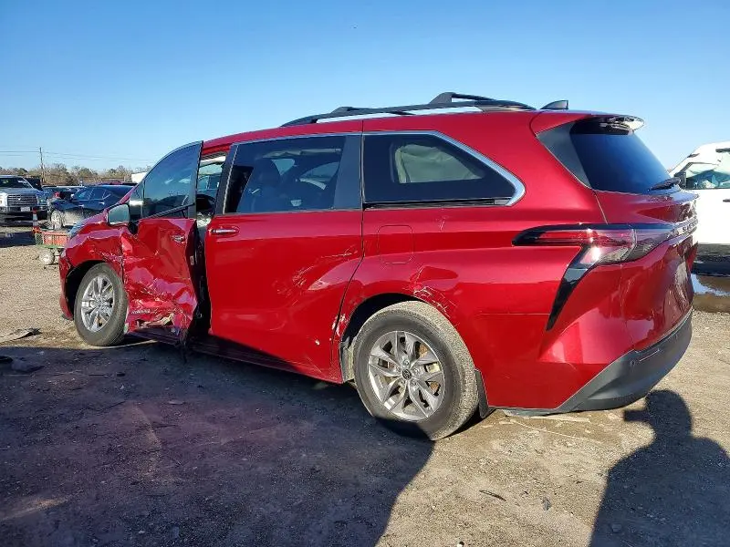 2021 TOYOTA SIENNA XLE  
