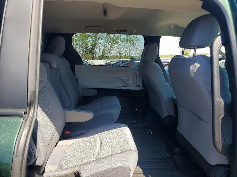 2025 TOYOTA SIENNA LE  