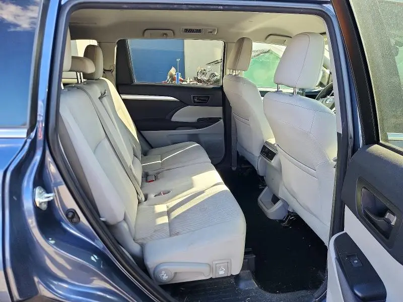 2016 TOYOTA HIGHLANDER LE  