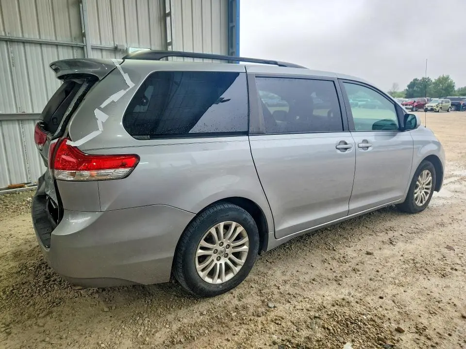 2011 TOYOTA SIENNA   