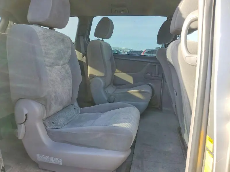 2010 TOYOTA SIENNA LE 8-PASSENGER  