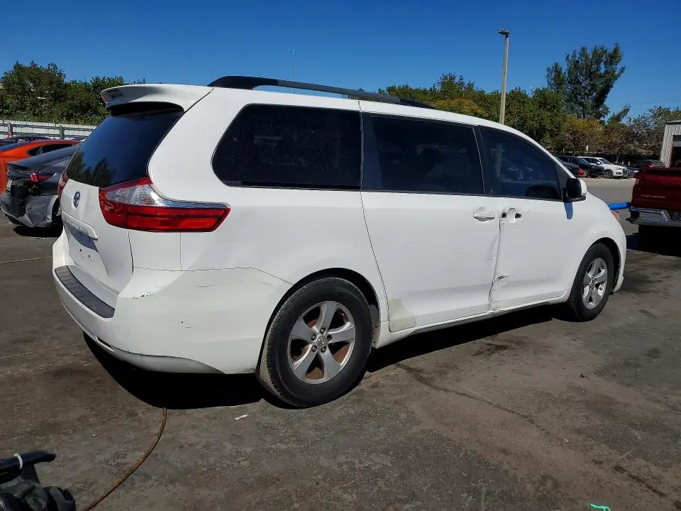 2017 TOYOTA SIENNA LE  