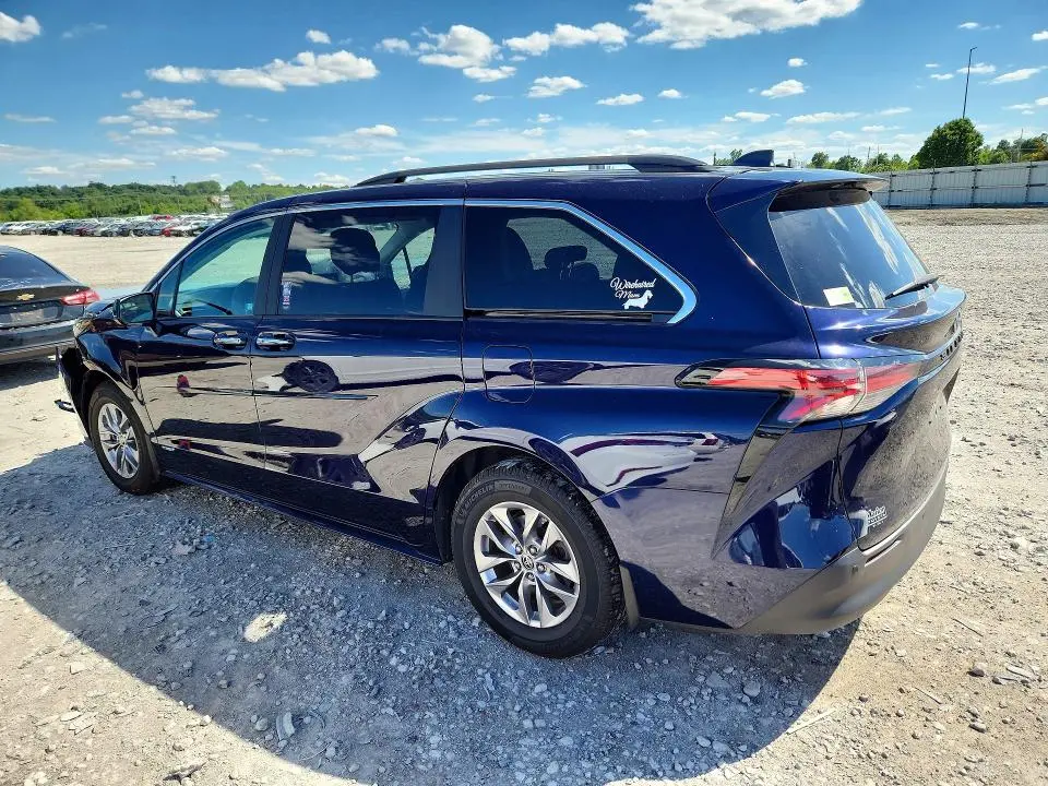 2021 TOYOTA SIENNA XLE  